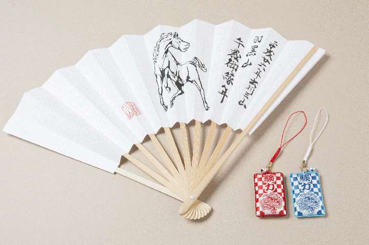 羽黒山午歳御縁年扇子 1000円<br>験力守 800円