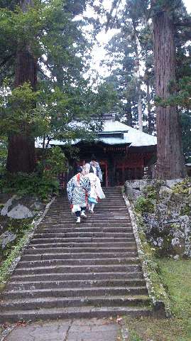 出羽神社境内を巡拝する羽黒山伏
