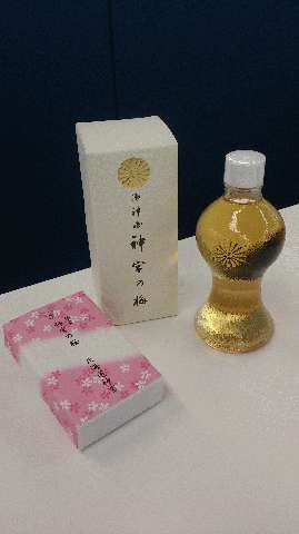 瓶子型容器に入った「神宮の梅」800円（税抜）と、箱入りの「神宮の桜」500円（税抜）