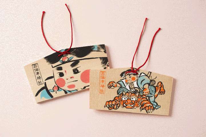 桃太郎の絵馬は2種の絵柄がある。各700円（税込）