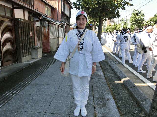 そろいの法被姿で初穂曳へ