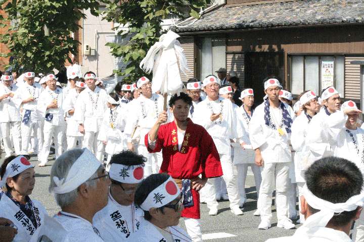 「采」を手に木遣歌も威勢よく