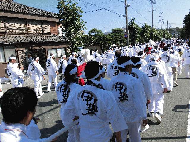 綱を手に受け外宮に向け出発