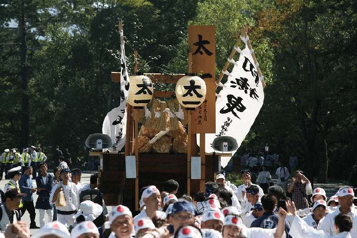 奉曳車を外宮神域に曳き込んで無事にゴール