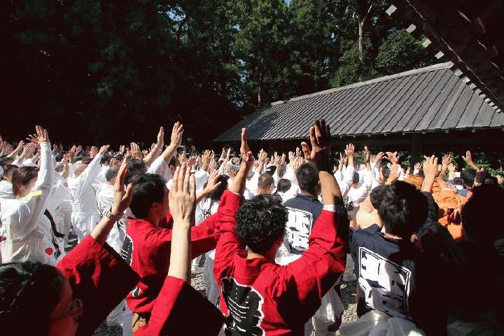 五丈殿に初穂を奉納し万歳三唱