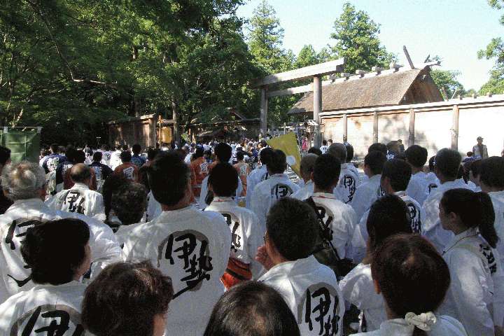 外宮の御垣内参拝へ向かう