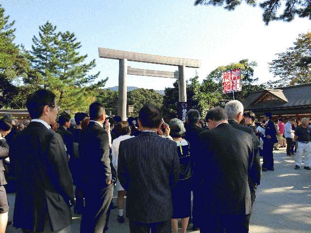 スーツに着替え宇治橋前に集合