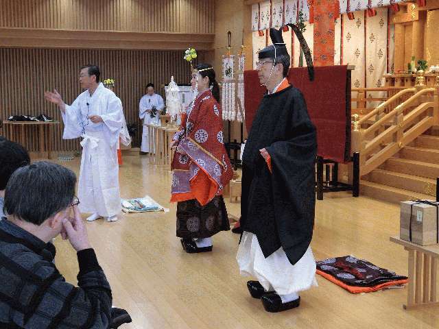 男性と女性の正装装束