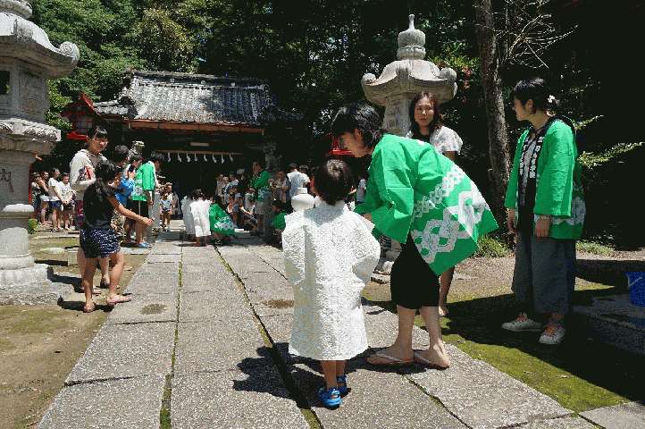 子供達による献饌の様子