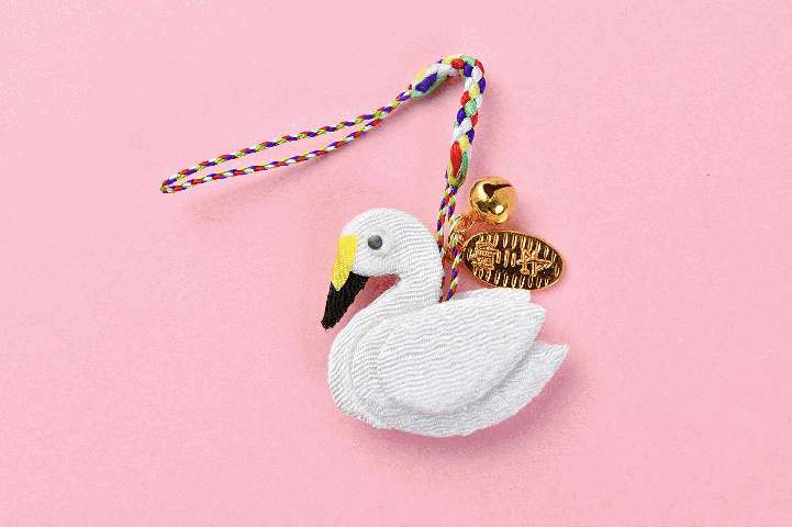 「白鳥守」1000円（税込）<br>開運招福、縁結び、安産などのご利益がある