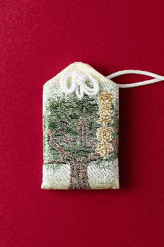木箱に納められた「病気平癒守」1200円。片面には御神木の榧（かや）の木、片面には「なまはげ」がデザインされている