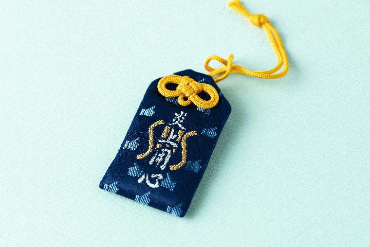 「ＳＮＳ御守」1000円。表には「SNS炎上用心」の文字、裏には「いいね！」のアイコンと神社のURLがデザインされている