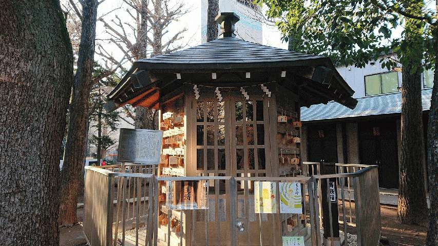 将棋堂と、御堂の周囲に奉納された棋力向上絵馬