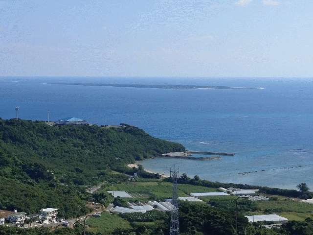 ニライカナイ橋から久高島を望む