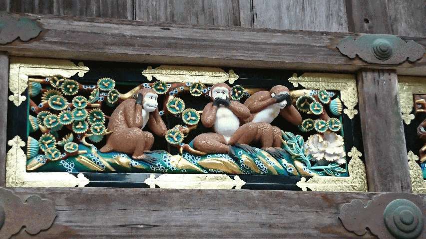 神厩舎にある三猿の彫刻。右から、「見ざる・言わざる・聞かざる」